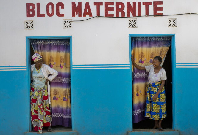 <strong>HAR IKKE PENGER:</strong> Alice Kabuya (20) ser på en sykehusansatt (t.v) ved Masaidizi-helsesenteret i Lubumbashi i Kongo. Kabuya fødte en en liten babydatter på senteret, men får ikke slippe ut derfra før de har betalt de 150 dollar-ene som oppholdet kostet. Foto: Jerome Delay / Ap / Scanpix <strong>HAR IKKE PENGER:</strong> Alice Kabuya (20) ser på en sykehusansatt (t.v) ved Masaidizi-helsesenteret i Lubumbashi i Kongo. Kabuya fødte en en liten babydatter på senteret, men får ikke slippe ut derfra før de har betalt de 150 dollar-ene som oppholdet kostet. Foto: Jerome Delay / Ap / Scanpix