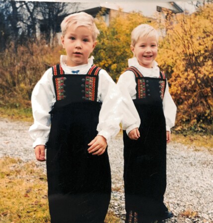 KLISS LIKE: Markus og Nikolai i matchende bunad, fem år gamle. Foto: Privat KLISS LIKE: Markus og Nikolai i matchende bunad, fem år gamle. Foto: Privat