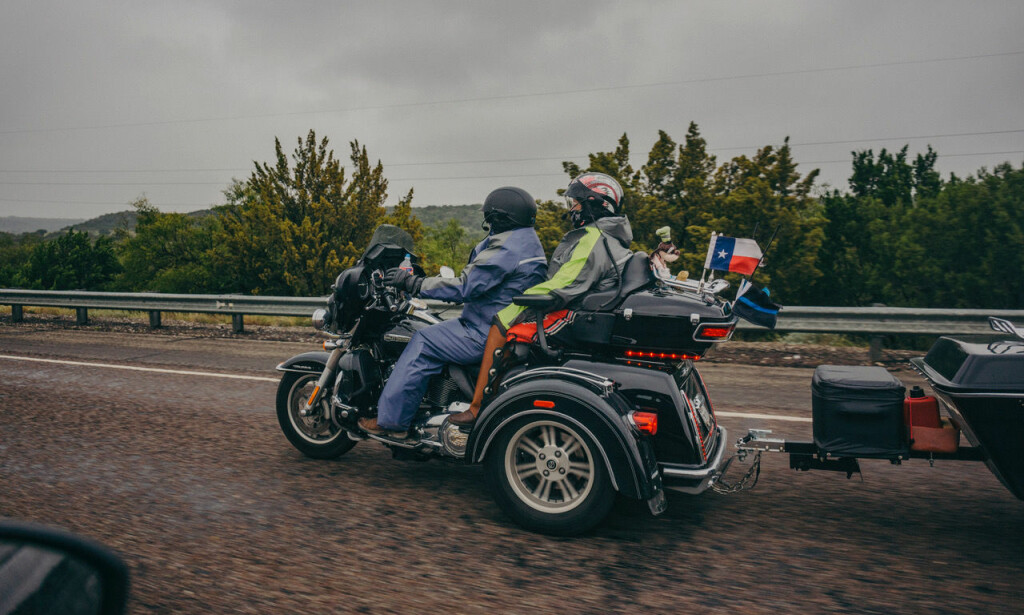 PÅ VEIEN: Motorsyklister med Texas-flagg. PÅ VEIEN: Motorsyklister med Texas-flagg.