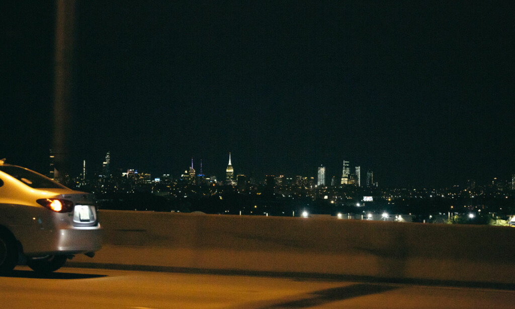 NEW YORK: Skylinen i New York lyser mot oss. NEW YORK: Skylinen i New York lyser mot oss.