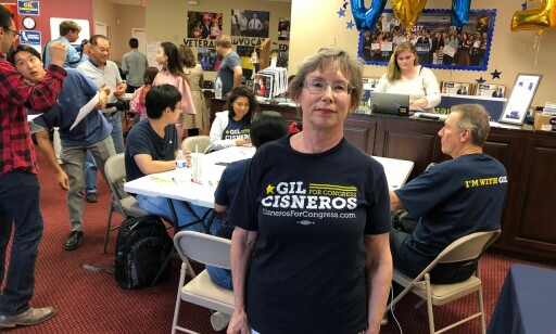 FRIVILLIG: Anne James ringer velgere for Gil Cisneros. FRIVILLIG: Anne James ringer velgere for Gil Cisneros.