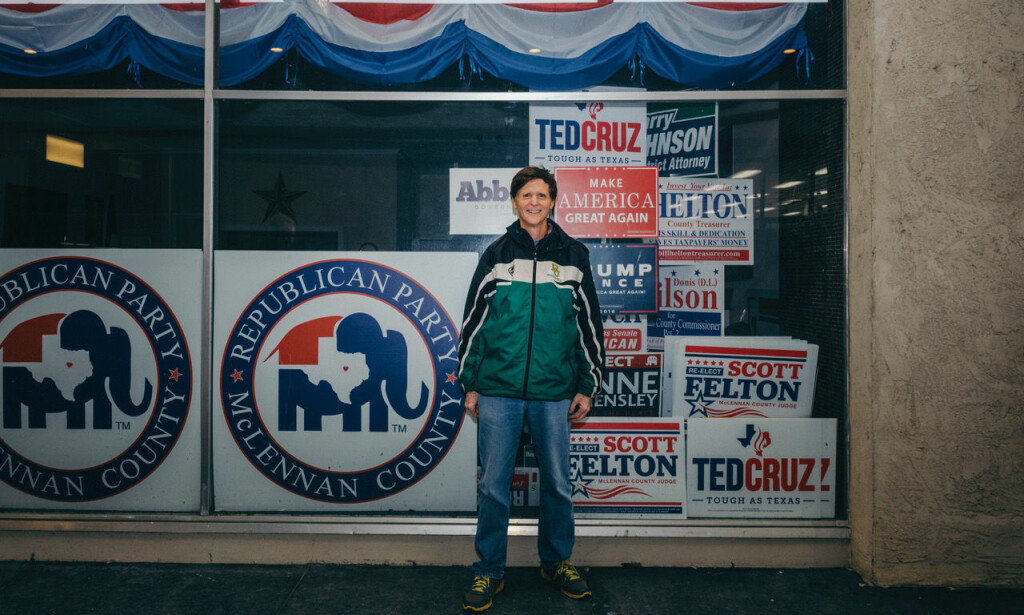 ABORTMOTSTANDER: Cruz-tilhenger Bill Adams utenfor det republikanske partikontoret i Waco. ABORTMOTSTANDER: Cruz-tilhenger Bill Adams utenfor det republikanske partikontoret i Waco.