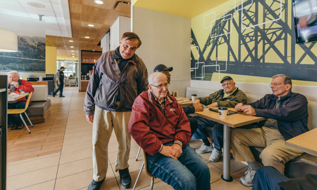 SKIFTET PARTI: Jerry Burke (i midten) var demokrat og deltok på landsmøtene i 1964 og 1968. Så skiftet han parti. Her er han sammen med demokraten Joe Moskitis (t.v.) og andre venner på McDonalds i Wheeling i West Virginia. SKIFTET PARTI: Jerry Burke (i midten) var demokrat og deltok på landsmøtene i 1964 og 1968. Så skiftet han parti. Her er han sammen med demokraten Joe Moskitis (t.v.) og andre venner på McDonalds i Wheeling i West Virginia.