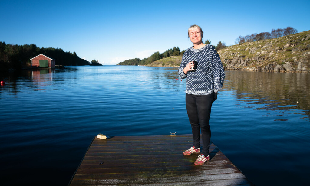 CECILIES PLASS: På denne flytebrygga kan Cecilie Leganger tilbringe timesvis med bare å titte ut på havgapet. Nå kommer hun med bok. Foto: Øistein Norum Monsen/Dagbladet. CECILIES PLASS: På denne flytebrygga kan Cecilie Leganger tilbringe timesvis med bare å titte ut på havgapet. Nå kommer hun med bok. Foto: Øistein Norum Monsen/Dagbladet.