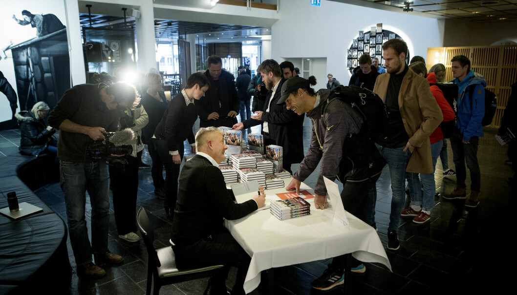 <strong>SIGNERTE BØKER:</strong> Det var enorm interesse da Gjert Ingebrigtsen signerte boka si for fansen mandag formiddag. Foto: Anita Arntzen <strong>SIGNERTE BØKER:</strong> Det var enorm interesse da Gjert Ingebrigtsen signerte boka si for fansen mandag formiddag. Foto: Anita Arntzen