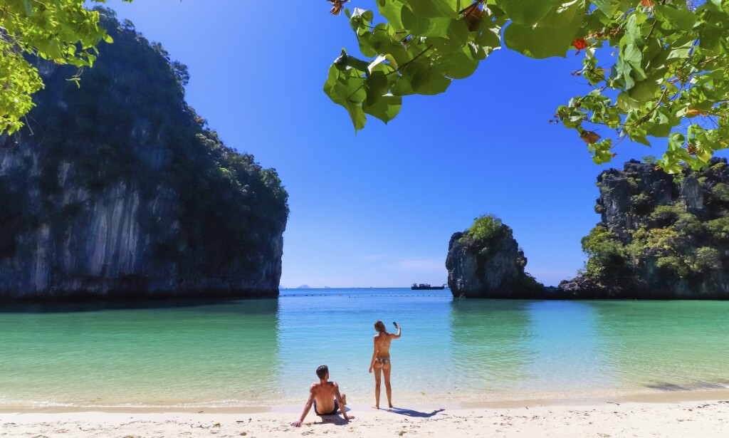 VAKKERT: Krabi-regionen i Thailand har vakre strender og et krystallklart vann. I vinter flyr Norwegian direkte hit fra Oslo. Foto: Shutterstock / NTB Scanpix VAKKERT: Krabi-regionen i Thailand har vakre strender og et krystallklart vann. I vinter flyr Norwegian direkte hit fra Oslo. Foto: Shutterstock / NTB Scanpix