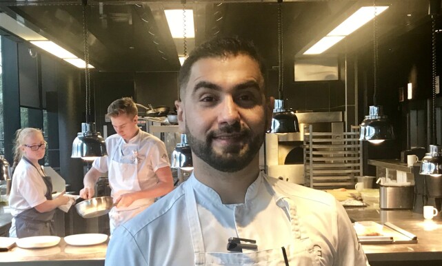 NORSK: Potetpannekaker er blitt en norsk favoritt hos den syriske flyktningen Paul Bassel. Han er ambisiøs og vil lære alt. Det liker sjefen hans, kjøkkensjef Christer Rødseth. Foto: Tine Faltin NORSK: Potetpannekaker er blitt en norsk favoritt hos den syriske flyktningen Paul Bassel. Han er ambisiøs og vil lære alt. Det liker sjefen hans, kjøkkensjef Christer Rødseth. Foto: Tine Faltin