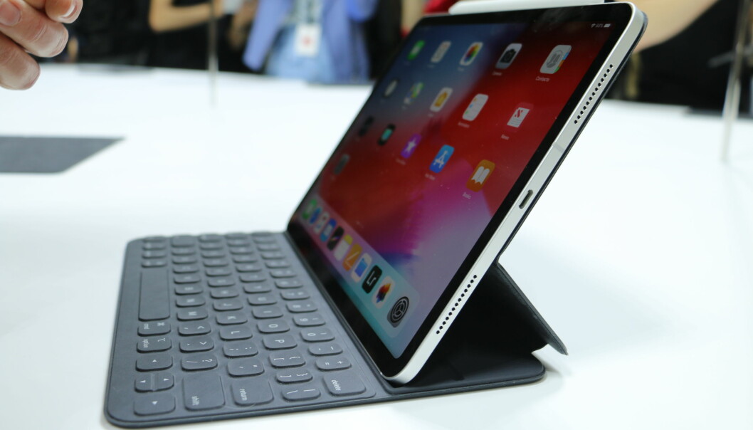 <strong>KJENT STIL:</strong> De nye iPad Pro-ene kan minne om Apples første iPad fra 2010, men i praksis er de ganske så forskjellige. Foto: Kirsti Østvang <strong>KJENT STIL:</strong> De nye iPad Pro-ene kan minne om Apples første iPad fra 2010, men i praksis er de ganske så forskjellige. Foto: Kirsti Østvang
