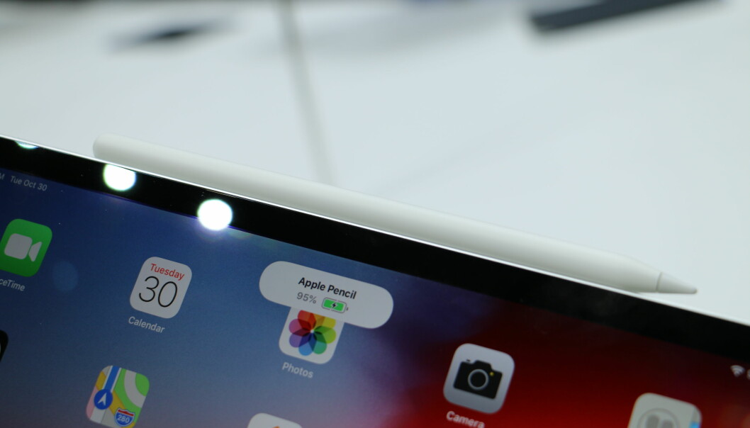 Når du fester Apple Pencil på siden av iPad-en, vil du få opp batteristatus. Foto: Kirsti Østvang Når du fester Apple Pencil på siden av iPad-en, vil du få opp batteristatus. Foto: Kirsti Østvang