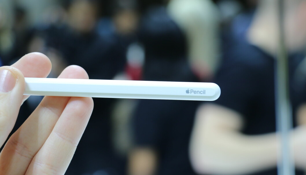 <strong>NYTT DESIGN:</strong> Nye Apple Pencil har fått et nytt design. Lightning-kontakten i den ene enden er nå borte. Du kobler den i stedet til iPad-en ved å bare plassere den på siden. Foto: Kirsti Østvang <strong>NYTT DESIGN:</strong> Nye Apple Pencil har fått et nytt design. Lightning-kontakten i den ene enden er nå borte. Du kobler den i stedet til iPad-en ved å bare plassere den på siden. Foto: Kirsti Østvang