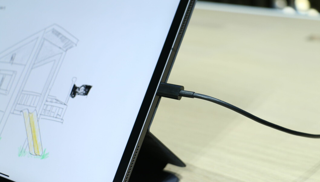 Den nye USB-C-pluggen er omtrent like stor som den gamle Lightning-kontakten. Foto: Kirsti Østvang Den nye USB-C-pluggen er omtrent like stor som den gamle Lightning-kontakten. Foto: Kirsti Østvang