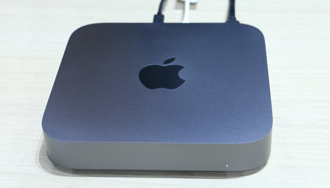 <strong>NY MAC MINI:</strong> En av de andre nyhetene Apple kom med, var en helt ny Mac Mini. Den er noe mindre enn forgjengeren. Foto: Kirsti Østvang <strong>NY MAC MINI:</strong> En av de andre nyhetene Apple kom med, var en helt ny Mac Mini. Den er noe mindre enn forgjengeren. Foto: Kirsti Østvang