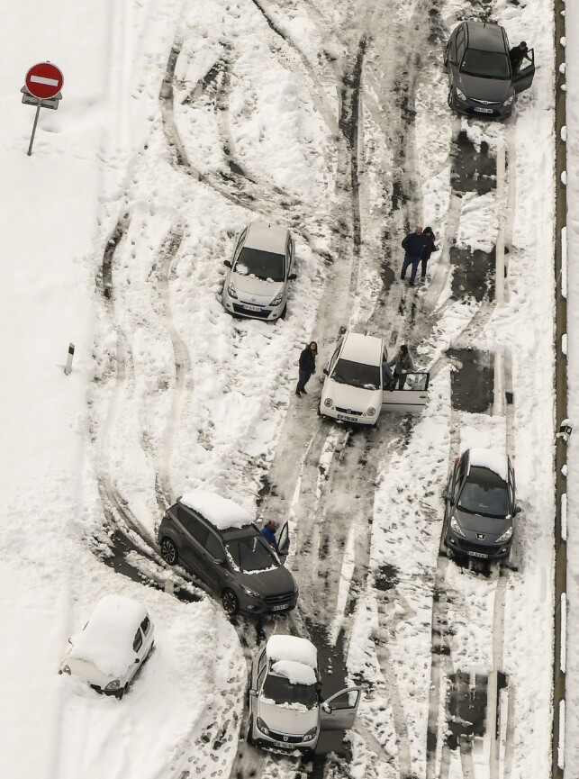 KAOS: Så mange som 2000 biler skal ha blitt snødd inne på franske veier tirsdag. Dette bildet fra riksvei 88 like ved Firminy i Loire sentralt i Frankrike, viser litt av kaoset. Foto: Philippe Desmazes / AFP / NTB Scanpix KAOS: Så mange som 2000 biler skal ha blitt snødd inne på franske veier tirsdag. Dette bildet fra riksvei 88 like ved Firminy i Loire sentralt i Frankrike, viser litt av kaoset. Foto: Philippe Desmazes / AFP / NTB Scanpix