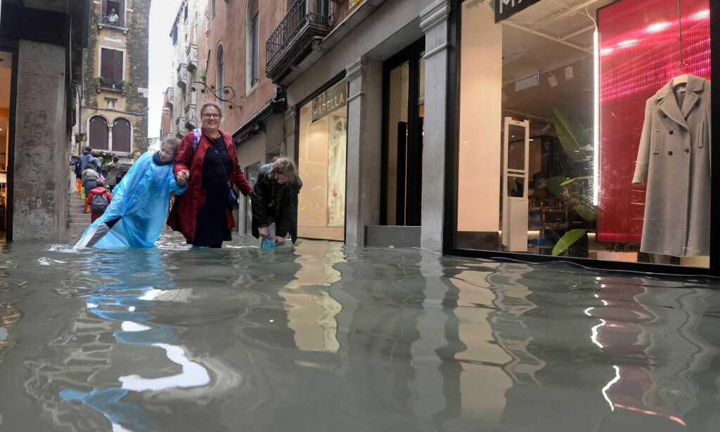 OVERSVØMT: Venezia er kjent for sine mange kanaler, men mandag var også de trange gatene i byen omgjort til kanaler. Foto: AP / NTB scanpix OVERSVØMT: Venezia er kjent for sine mange kanaler, men mandag var også de trange gatene i byen omgjort til kanaler. Foto: AP / NTB scanpix