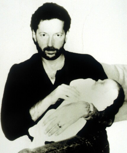 FARS-KJÆRLIGHET: Her er Eric Clapton avbildet mens han holder nyfødte Conor i armene. Foto: NTB scanpix FARS-KJÆRLIGHET: Her er Eric Clapton avbildet mens han holder nyfødte Conor i armene. Foto: NTB scanpix