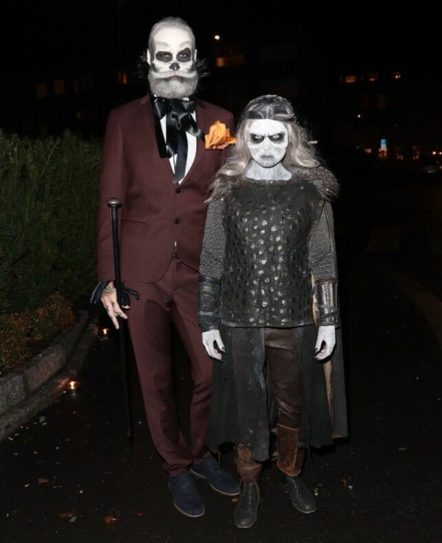 UGJENKJENNELIG: Adam Schjølberg og Jorun Stiansen var nesten ikke til å kjenne igjen da de ankom halloweenfesten onsdag kveld. Foto: Andreas Fadum / Se og Hør UGJENKJENNELIG: Adam Schjølberg og Jorun Stiansen var nesten ikke til å kjenne igjen da de ankom halloweenfesten onsdag kveld. Foto: Andreas Fadum / Se og Hør