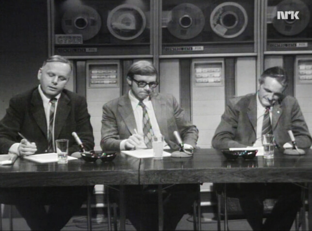 Folk så mye rett ned i bordet på TV i 1972, viser det seg. 📸: NRK Folk så mye rett ned i bordet på TV i 1972, viser det seg. 📸: NRK