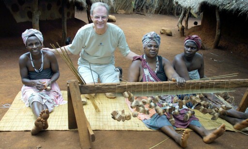 GIR STOR GLEDE: Siden 2002 har Einar Lunde vært reiseleder i Sør-Afrika, Tanzania og Zanzibar. Her i Krügerparken og møte med høvding Ngobenis tre koner. Foto: Torbjörm Selander GIR STOR GLEDE: Siden 2002 har Einar Lunde vært reiseleder i Sør-Afrika, Tanzania og Zanzibar. Her i Krügerparken og møte med høvding Ngobenis tre koner. Foto: Torbjörm Selander