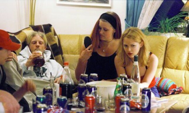 FORSVANT: Erica Carlsson (i midten), som spiller storesøsteren til Elin, Jessica, har forsvunnet fra rampelyset. Her fra filmen «Fucking Åmål». Foto: Åke Ottosson/Memfis Film FORSVANT: Erica Carlsson (i midten), som spiller storesøsteren til Elin, Jessica, har forsvunnet fra rampelyset. Her fra filmen «Fucking Åmål». Foto: Åke Ottosson/Memfis Film