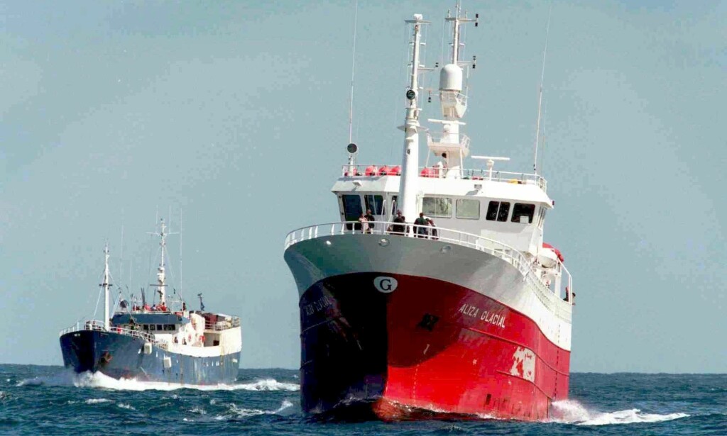 TANNFISK: To fiskebåter på jakt etter patagonisk tannfisk i Antarktis. Foto: AP / NTB scanpix TANNFISK: To fiskebåter på jakt etter patagonisk tannfisk i Antarktis. Foto: AP / NTB scanpix