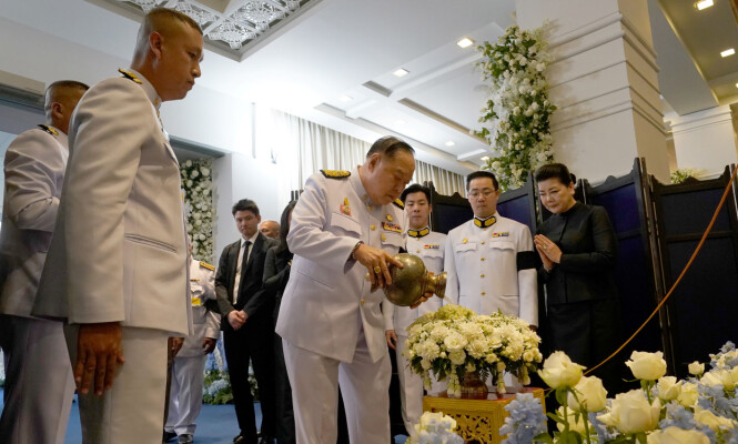 <strong>STATSMINISTER:</strong> Prawit Wongsuwan i Vichai Srivaddhanaprabhas begravelse. Foto: Reuters <strong>STATSMINISTER:</strong> Prawit Wongsuwan i Vichai Srivaddhanaprabhas begravelse. Foto: Reuters