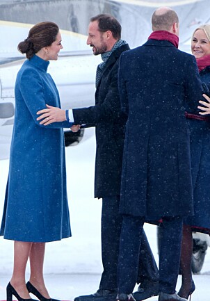 I NORGE: Da hertuginne Kate og prins William ankom Norge i februar, viste hertuginnen bare legger. Foto: NTB Scanpix I NORGE: Da hertuginne Kate og prins William ankom Norge i februar, viste hertuginnen bare legger. Foto: NTB Scanpix
