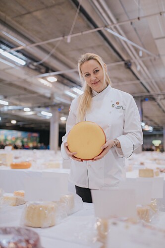 GULLOSTEN: Fanaosten forsvant raskt fra diskene, forteller osteansvarlig i Meny-kjeden, Siri Helen Hansen-Barry. Foto: Privat GULLOSTEN: Fanaosten forsvant raskt fra diskene, forteller osteansvarlig i Meny-kjeden, Siri Helen Hansen-Barry. Foto: Privat