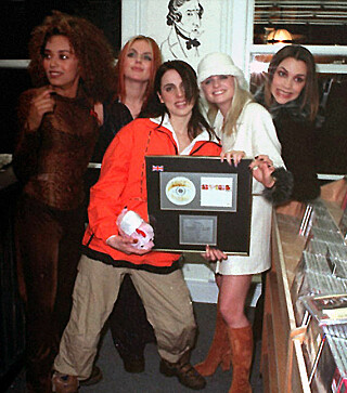 SUPERHITS: Spice Girls fotografert i 1996, da de slo gjennom med låta Wannabe. Foto: NTB scanpix SUPERHITS: Spice Girls fotografert i 1996, da de slo gjennom med låta Wannabe. Foto: NTB scanpix