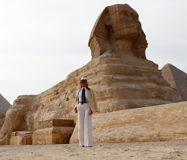 SJOKKREGNING: Melania Trump brukte nesten 800 000 kroner av skattebetalernes penger på seks timer i Kairo. Her poserer førstedamen ved sfinksen. Foto: NTB scanpix SJOKKREGNING: Melania Trump brukte nesten 800 000 kroner av skattebetalernes penger på seks timer i Kairo. Her poserer førstedamen ved sfinksen. Foto: NTB scanpix