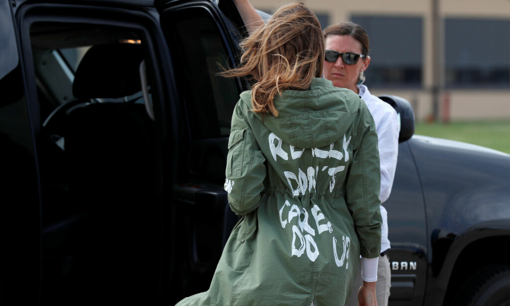 JAKKA: Da Melania Trump besøkte en barneleir i Texas i juni, hadde hun på seg denne jakka. På ryggen står det «I really don't care. Do u?». Foto: Kevin Lamarque / Reuters / NTB Scanpix JAKKA: Da Melania Trump besøkte en barneleir i Texas i juni, hadde hun på seg denne jakka. På ryggen står det «I really don't care. Do u?». Foto: Kevin Lamarque / Reuters / NTB Scanpix