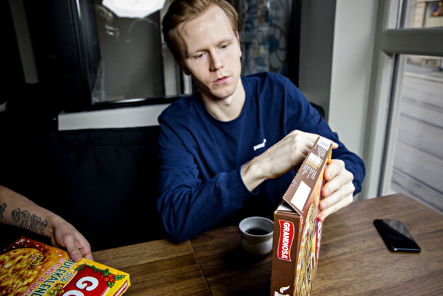 BRUKER FINGRENE: Kokk Fredrik Hettervik bruker fingrene for å åpne frossenpizzaesker. Foto: Nina Hansen BRUKER FINGRENE: Kokk Fredrik Hettervik bruker fingrene for å åpne frossenpizzaesker. Foto: Nina Hansen