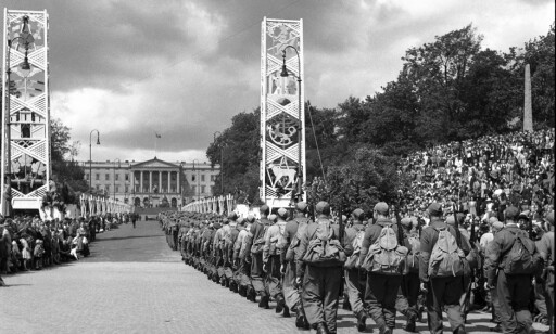 JUBEL: Bildet er tatt på «Hjemmefrontens dag» under fredsdagene i 1945. Et kompani soldater marsjerer opp Karl Johans gate mot Slottet. Foto: NTB / Scanpix. JUBEL: Bildet er tatt på «Hjemmefrontens dag» under fredsdagene i 1945. Et kompani soldater marsjerer opp Karl Johans gate mot Slottet. Foto: NTB / Scanpix.
