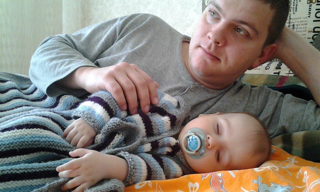 HJEMME I ODESSA: Dimitrij Kravtsjenko hjemme med sønnen Timofei (1). HJEMME I ODESSA: Dimitrij Kravtsjenko hjemme med sønnen Timofei (1).