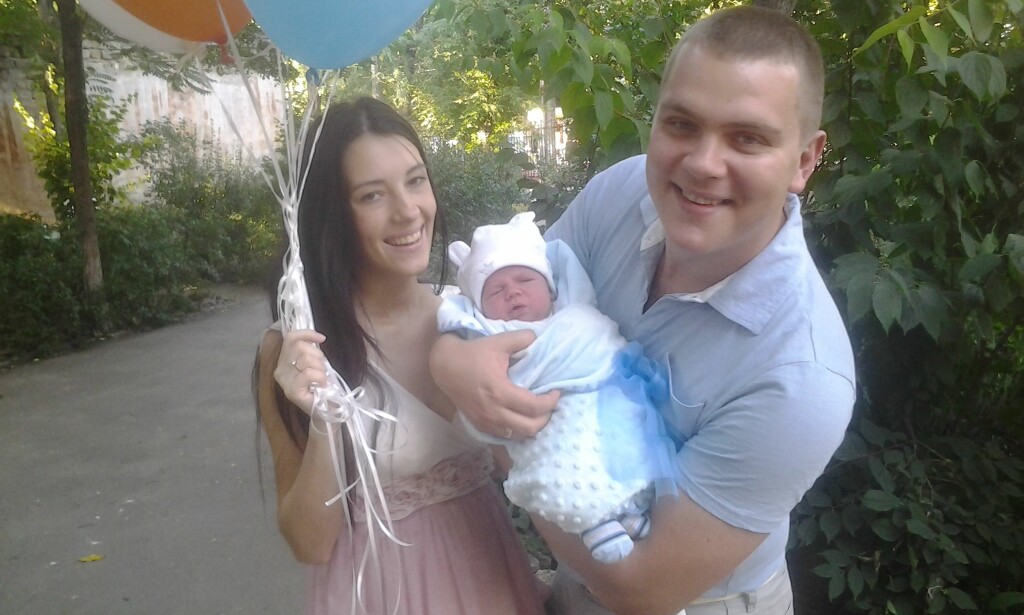 LYKKELIGE TIDER: Dimitrij og kona Irina med sønnen Timofei. Men 2014 var ikke et lett år å bli foreldre. Krig brøt ut i Ukraina og økonomien kollapset.