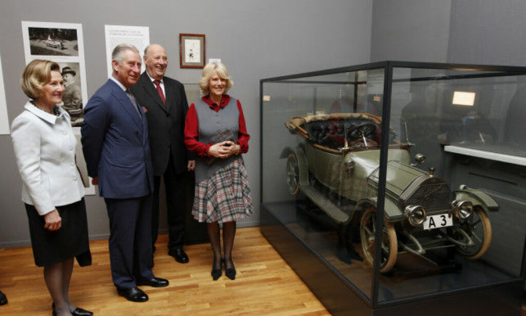 PÅ BESØK: Dronning Sonja (f.v.), prins Charles, kong Harald og Camilla, hertuginne av Cornwall, beundrer kronprins Olavs «baby Cadillac» under besøket på Kunstindustrimuseet i 2012 Den lille cadillacen var en gave fra dronning Alexandra, kronprins Olavs mormor, julen 1912. Foto: Erlend Aas / NTB Scanpix PÅ BESØK: Dronning Sonja (f.v.), prins Charles, kong Harald og Camilla, hertuginne av Cornwall, beundrer kronprins Olavs «baby Cadillac» under besøket på Kunstindustrimuseet i 2012 Den lille cadillacen var en gave fra dronning Alexandra, kronprins Olavs mormor, julen 1912. Foto: Erlend Aas / NTB Scanpix