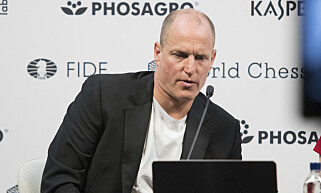SJAKKENTUSIAST: Woody Harrelson kommenterte også det første partiet mellom Carlsen og Caruana. Foto: Terje Bendiksby / NTB scanpix SJAKKENTUSIAST: Woody Harrelson kommenterte også det første partiet mellom Carlsen og Caruana. Foto: Terje Bendiksby / NTB scanpix