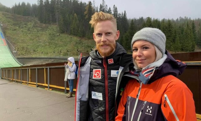 HUMØRET PÅ TOPP: Det var smågrått i Midtstubakken i dag. Men humøret var på topp hos Robert Johansson og Marlene Messell. FOTO: TORE ULRIK BRATLAND HUMØRET PÅ TOPP: Det var smågrått i Midtstubakken i dag. Men humøret var på topp hos Robert Johansson og Marlene Messell. FOTO: TORE ULRIK BRATLAND