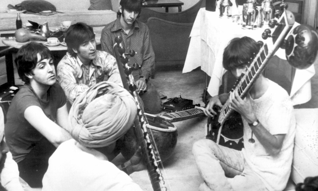 PÅ TRENINGSLEIR I 1966: I disse dager er det straks 50 år siden The Beatles kom med det smått geniale THE WHITE ALBUM der mange av tekstene og mye av musikken var preget av bandets åndelige chartertur til India. Bildet viser de fire fra en tidligere tur i 1966 der George Harrison er på sitarskole sammen med de tre andre vennene. Foto: NTB Scanpix. PÅ TRENINGSLEIR I 1966: I disse dager er det straks 50 år siden The Beatles kom med det smått geniale THE WHITE ALBUM der mange av tekstene og mye av musikken var preget av bandets åndelige chartertur til India. Bildet viser de fire fra en tidligere tur i 1966 der George Harrison er på sitarskole sammen med de tre andre vennene. Foto: NTB Scanpix.