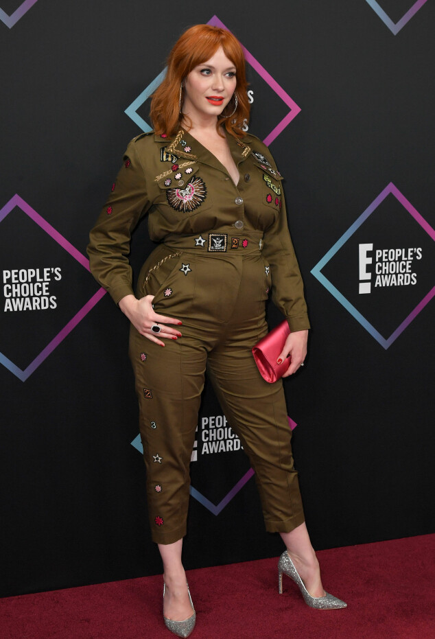 BUKSEDRESS: Christina Hendricks i et noe uvanlig valg på den røde løperen. Foto: NTB scanpix BUKSEDRESS: Christina Hendricks i et noe uvanlig valg på den røde løperen. Foto: NTB scanpix
