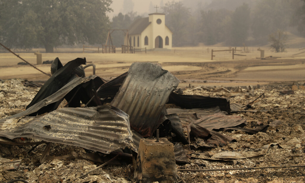 KIRKEN STÅR: Bak restene av Vest-byen i Paramount Ranch kan man se at kirken fra «Westworld» forsatt står. Foto: Marcio Jose Sanchez/NTB Scanpix KIRKEN STÅR: Bak restene av Vest-byen i Paramount Ranch kan man se at kirken fra «Westworld» forsatt står. Foto: Marcio Jose Sanchez/NTB Scanpix