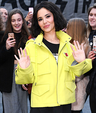 MØTTE FANSEN: Da Cheryl møtte fansen i London forrige uke, var hun nesten ikke til å kjenne igjen. Foto: NTB scanpix MØTTE FANSEN: Da Cheryl møtte fansen i London forrige uke, var hun nesten ikke til å kjenne igjen. Foto: NTB scanpix