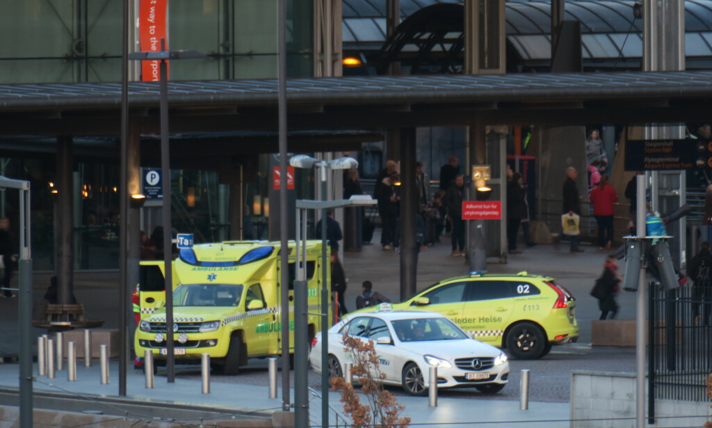 KJØRT TIL SYKEHUS: Ambulanser utenfor Oslo S etter en voldshendelsen mandag ettermiddag. Fornærmede ble raskt kjørt til sykehus. Skadene betegnes som alvorlige. Foto: Paul Kleiven / NTB scanpix KJØRT TIL SYKEHUS: Ambulanser utenfor Oslo S etter en voldshendelsen mandag ettermiddag. Fornærmede ble raskt kjørt til sykehus. Skadene betegnes som alvorlige. Foto: Paul Kleiven / NTB scanpix