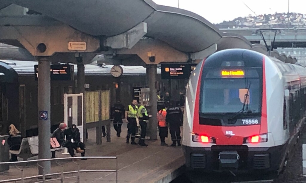 KNIVSTUKKET: En person er trolig knivstukket på et tog på Oslo S. Politiet er på stedet. Foto: Tipser KNIVSTUKKET: En person er trolig knivstukket på et tog på Oslo S. Politiet er på stedet. Foto: Tipser