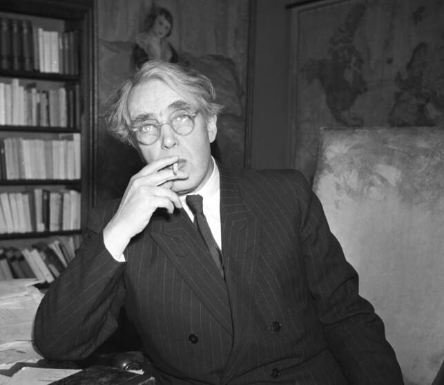 OPPREISNING: Herman Wildenvey fotografert I 1946 i sitt hjem "Hergisheim"
i Stavern. Foto: NTB Scanpix. OPPREISNING: Herman Wildenvey fotografert I 1946 i sitt hjem "Hergisheim"
i Stavern. Foto: NTB Scanpix.