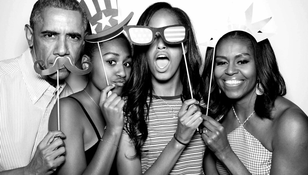 STOLTE FORELDRE: I selvbiografien forteller Michelle Obama at døtrene Malia (midten) og Sasha (t.v.) ble unnfanget ved hjelp av prøverørsbehandlig. FOTO: Utlånt av Cappelen Damm // «Min historie» av Michelle Obama STOLTE FORELDRE: I selvbiografien forteller Michelle Obama at døtrene Malia (midten) og Sasha (t.v.) ble unnfanget ved hjelp av prøverørsbehandlig. FOTO: Utlånt av Cappelen Damm // «Min historie» av Michelle Obama