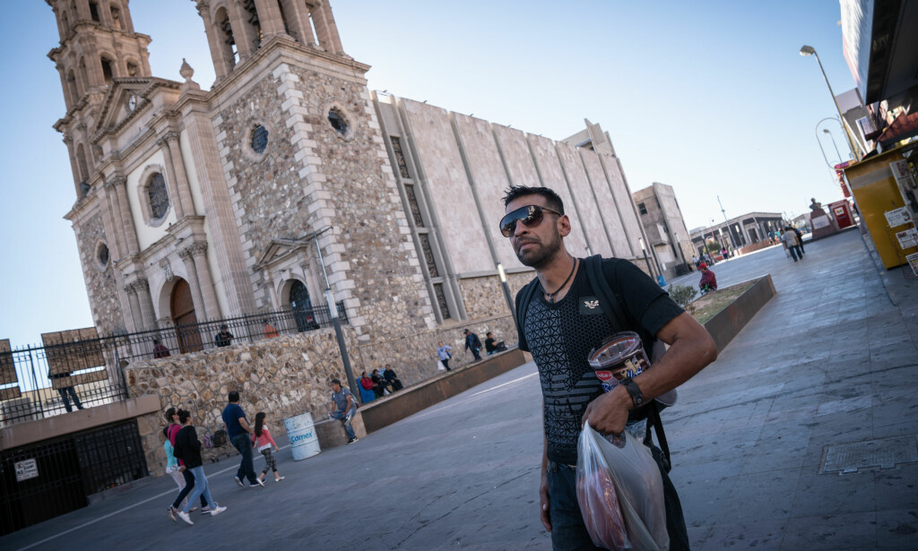 MISTET ALT: Arturo (34) ble tatt med til USA da han var fire år gammel av foreldrene sine. For kort tid siden ble han deportert fra USA og til den farlige byen Juarez i Mexico. Foto: Øistein Norum Monsen / Dagbladet. MISTET ALT: Arturo (34) ble tatt med til USA da han var fire år gammel av foreldrene sine. For kort tid siden ble han deportert fra USA og til den farlige byen Juarez i Mexico. Foto: Øistein Norum Monsen / Dagbladet.
