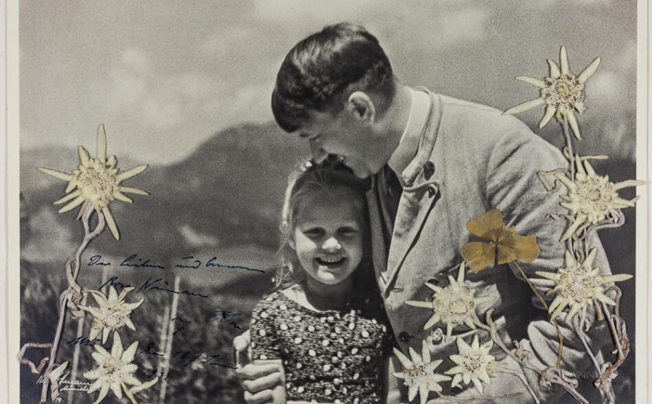 GODE VENNER: Hitler med hans unge venn. Bildet skjuler en uvanlig historie. Foto: liveauctioners.com/ Alexander Historical Auctions GODE VENNER: Hitler med hans unge venn. Bildet skjuler en uvanlig historie. Foto: liveauctioners.com/ Alexander Historical Auctions