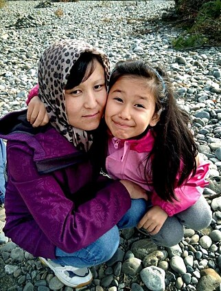 SAVNER DOKKA: Noorya og dattera Farida er oppgitt, skuffet og føler seg maktesløse og hjelpeløse i Kabul. Her fra tida på Dokka, da de to beveget seg utendørs. Foto: Privat SAVNER DOKKA: Noorya og dattera Farida er oppgitt, skuffet og føler seg maktesløse og hjelpeløse i Kabul. Her fra tida på Dokka, da de to beveget seg utendørs. Foto: Privat