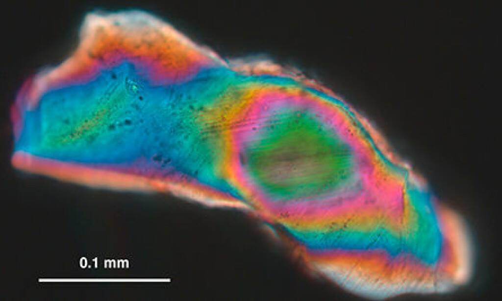 LINJER: Slik ser sjokk-lamellene ut gjennom et mikroskop. De små parallelle linjene beviser meteornedslaget. Mineralet er i utgangspunkt fargeløst, men har fått farge ved hjelp av optiske filtre i mikroskopet. Foto: Statens Naturhistoriske Museum. LINJER: Slik ser sjokk-lamellene ut gjennom et mikroskop. De små parallelle linjene beviser meteornedslaget. Mineralet er i utgangspunkt fargeløst, men har fått farge ved hjelp av optiske filtre i mikroskopet. Foto: Statens Naturhistoriske Museum.