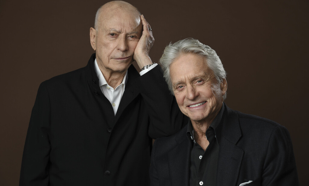 HUMOR: Både i TV-serien «The Kominsky Method» og i det virkelige liv prøver Alan Arkin (84) og Michael Douglas (74) å finne humor i det å bli gammel. Foto: NTB scanpix HUMOR: Både i TV-serien «The Kominsky Method» og i det virkelige liv prøver Alan Arkin (84) og Michael Douglas (74) å finne humor i det å bli gammel. Foto: NTB scanpix